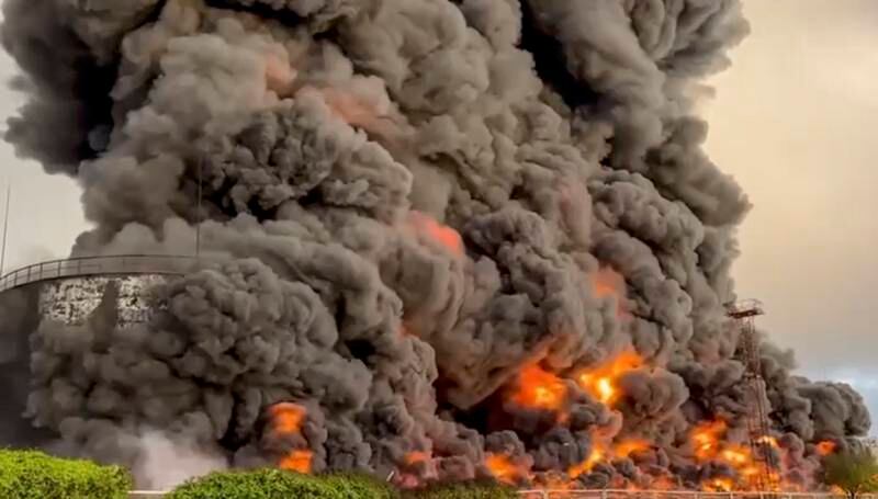 Ein Brand in einem Öldepot in Sewastopol auf der Krim.  Das Feuer wurde nun gelöscht EPA
