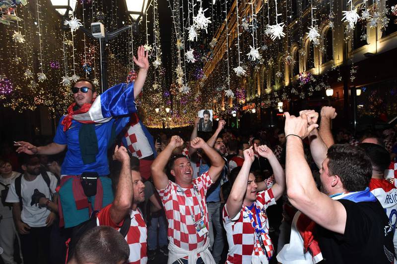 Croatian team supporters celebrate their win the Russia 2018 World Cup semi-final football match between Croatia and England on Nikolskaya street in centrak in Moscow, on early July 12, 2018.  / AFP / Vasily MAXIMOV
