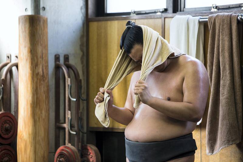 epa06666273 A sumo wrestler of the Hakkaku stable uses his towel during a training session in Tokyo, Japan, 13 April 2018. Hakkaku stable is a stable of sumo wrestlers which was established in September 1993 by former yokozuna Hokutoumi.  EPA-EFE/PETER KLAUNZER  ATTENTION: This Image is part of a PHOTO SET *** Local Caption *** 54261848