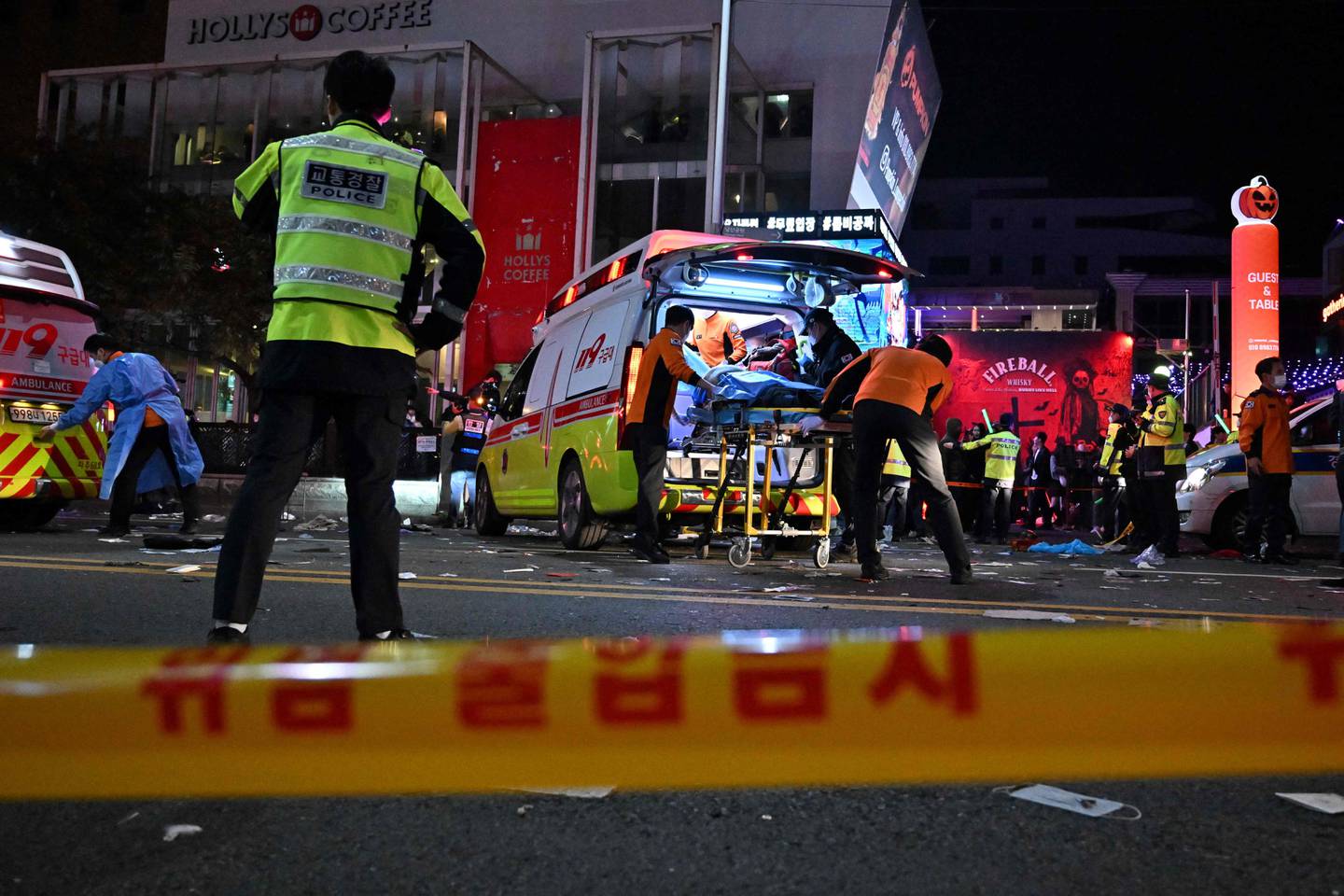 Des dizaines de personnes ont subi un arrêt cardiaque à Séoul, la capitale sud-coréenne, après que des milliers de personnes se soient entassées dans les rues étroites du quartier Itaewon de la ville.  AFP.