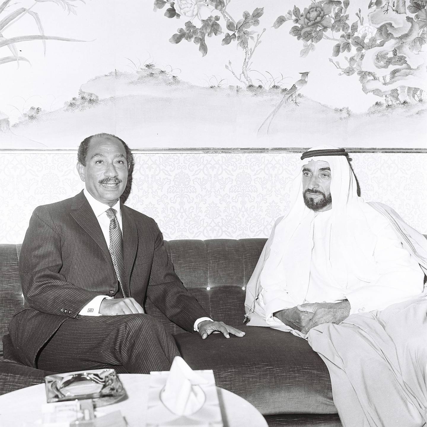 Sheikh Zayed mit Anwar Sadat bei dessen Besuch in Abu Dhabi im Jahr 1974. Foto: Ministerium für auswärtige Angelegenheiten und internationale Zusammenarbeit der Vereinigten Arabischen Emirate