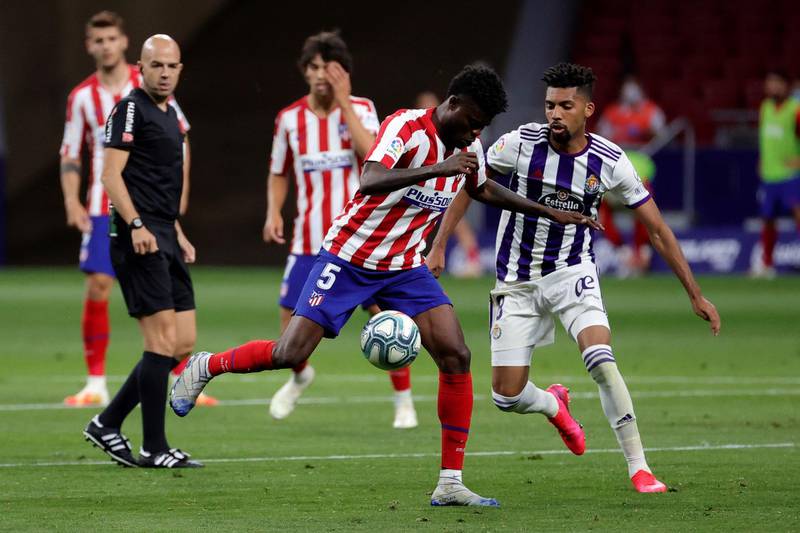 Atletico Madrid midfielder Thomas Partey (L) and Valladolid´s Matheus Fernandes tussle for the ball. EPA