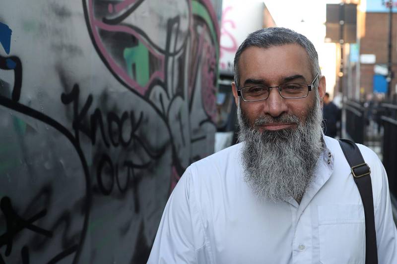 Radical cleric Anjem Choudary is seen leaving a probation hostel in London on October 19, 2018 following his release from prison.  Radical cleric Anjem Choudary, long a thorn in the side of British authorities, was released from prison on October 19 having served half his sentence for encouraging support for the Islamic State group, British media reported. / AFP / Daniel LEAL-OLIVAS
