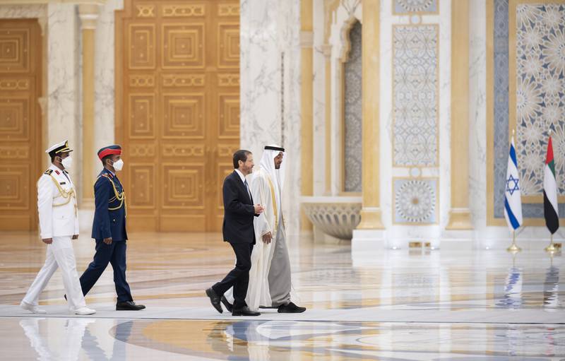 Sheikh Mohamed bin Zayed receives Isaac Herzog. Mohamed Al Hammadi / Ministry of Presidential Affairs