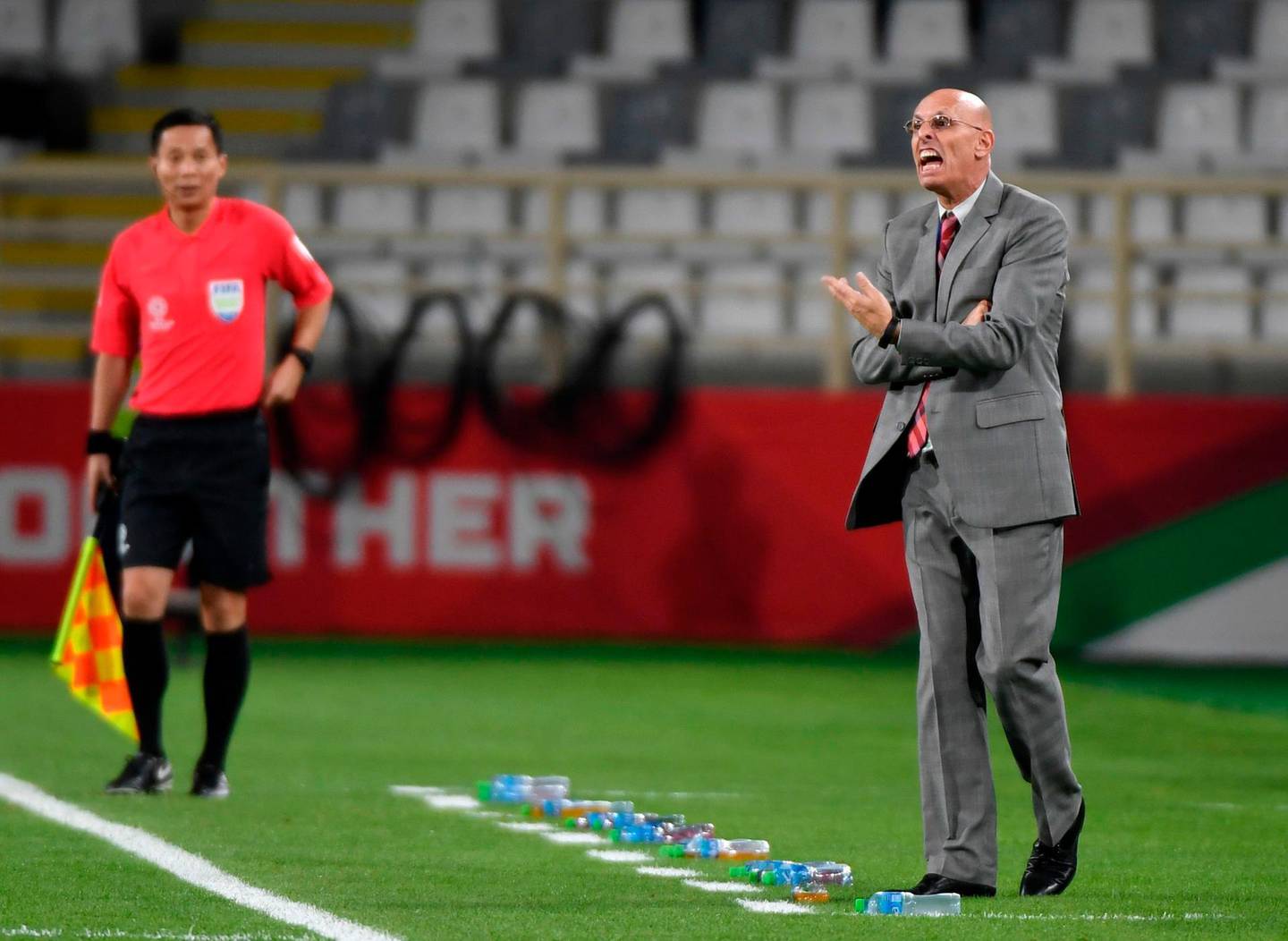India's coach Stephen Constantine gives his instructions during the 2019 AFC Asian Cup Group A football game between Thailand and India at the Al Nahyan Stadium stadium in Abu Dhabi on January 6, 2019. / AFP / Khaled DESOUKI
