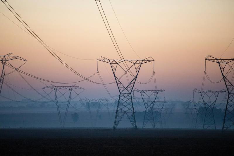 epa07800621 Power lines run from one of Eskom's coal fired power stations near Villiers, South Africa, 29 August 2019. The national power supplier is considering selling coal power stations to help settle Eskom's massive debt-burden.
In a document released by Treasury the government should sell Eskom's coal-fired power stations, possibly through a series of auctions, which could earn the state 450 billions Rands (about 27 billion euros). The national power grid has been under pereasure over the past decade resulting in high prices for power and power outages.  EPA/KIM LUDBROOK