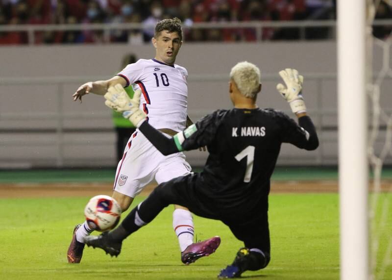 Soccer Football - World Cup - Concacaf Qualifiers - Costa Rica v United States - Estadio Nacional, San Jose, Costa Rica - March 30, 2022  Christian Pulisic of the U. S.  in action with Costa Rica's Keylor Navas REUTERS / Mayela Lopez