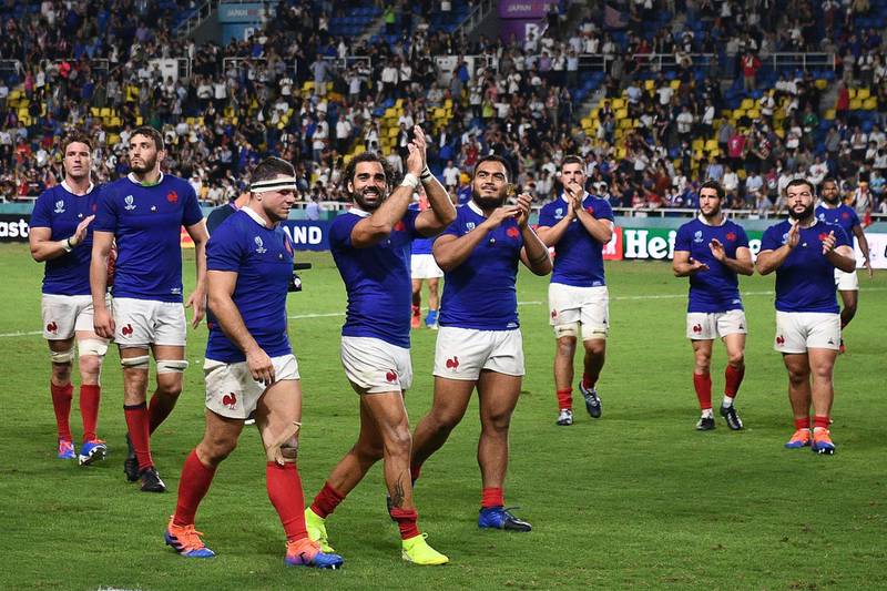 TOPSHOT - France's players celebrate after winning the Japan 2019 Rugby World Cup Pool C match between France and the United States at the Fukuoka Hakatanomori Stadium in Fukuoka on October 2, 2019. / AFP / FRANCK FIFE
