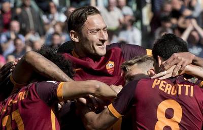Roma's Francesco Totti, centre, celebrates after Roma's Radja Nainggolan scored the 1-0 lead during their Italian Serie A match against Napoli at Olimpico Stadium in Rome, Italy, 25 April 2016. EPA/CLAUDIO PERI