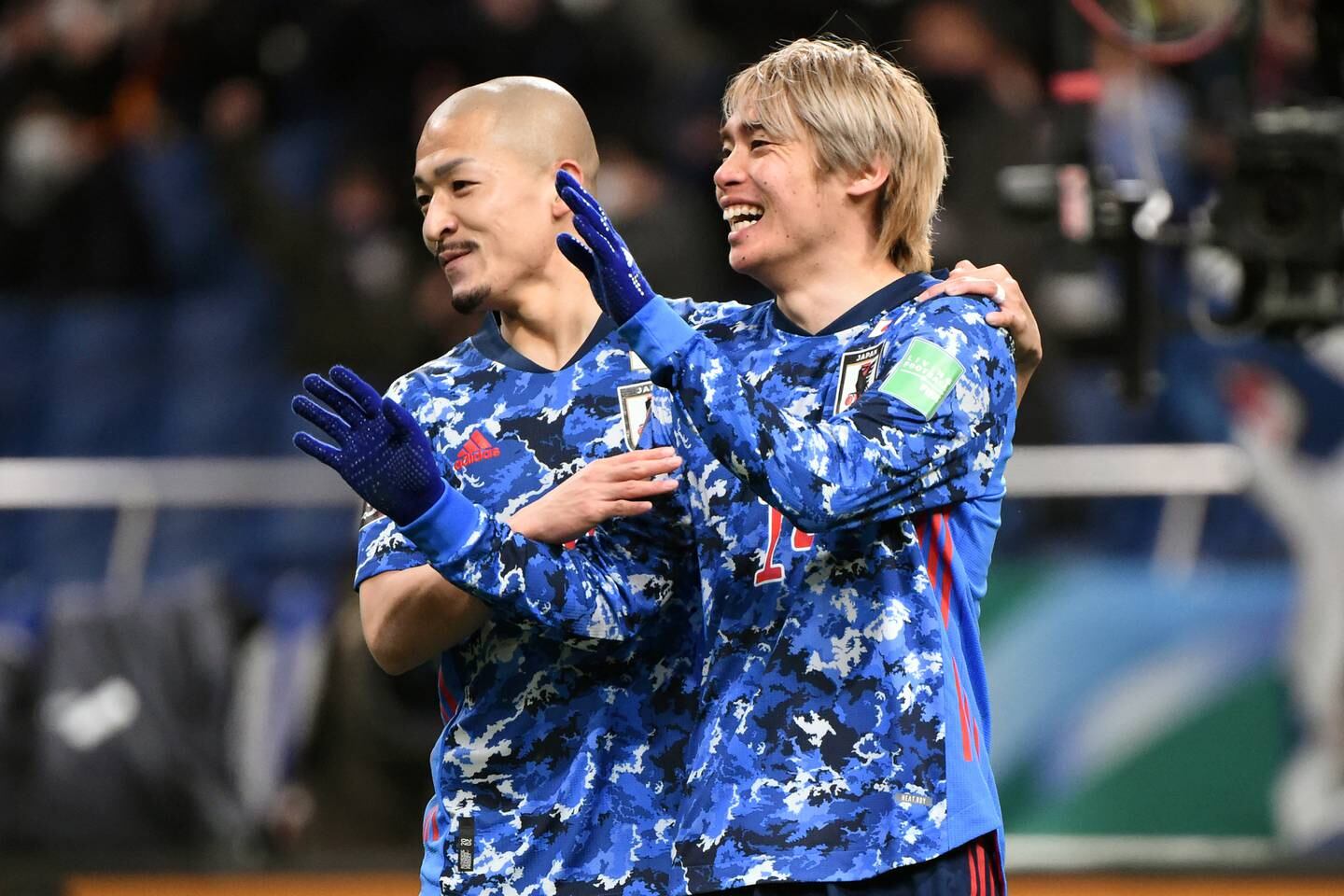 Junya Ito, a la derecha, celebra con su compañero de equipo Daizen Maeda después de anotar en un partido de clasificación para la Copa Mundial contra China.  Getty