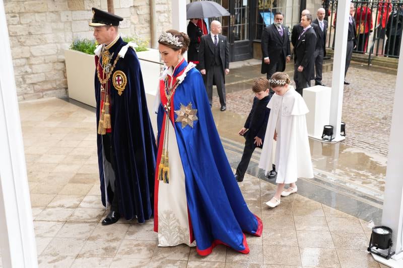 La princesse de Galles et la princesse Charlotte portaient des robes ivoire Alexander McQueen assorties pour la cérémonie de couronnement.  Getty Images
