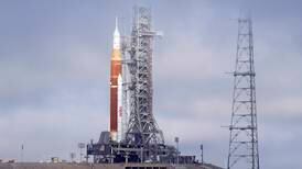 Nasa to seek second Moon lander, giving Bezos new opening 