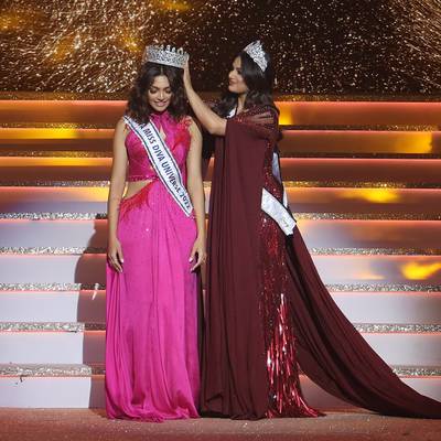 Miss Universe 2021 Harnaaz Sandhu, right, crowns her successor. 