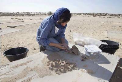 UAE - Sharjah- Jan 04 - 2012: Archaeologists Akshyeta Suryanarayan searching for crafts and bones during a working day at the Tell Abraq archaeological site ( Jaime Puebla - The National Newspaper )