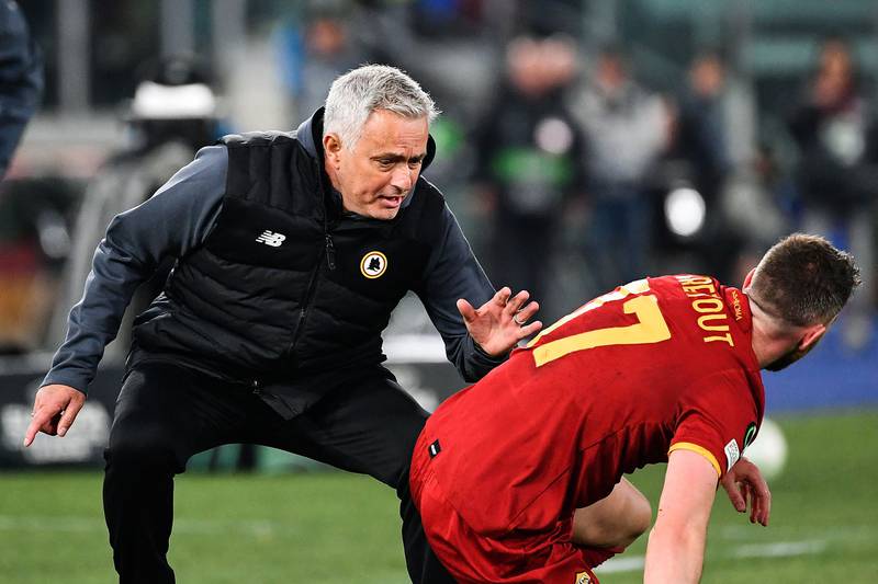Roma's Portuguese head coach Jose Mourinho (L) speaks to Roma's French midfielder Jordan Veretout during the UEFA Conference League semi-final second leg football match between AS Roma and Leicester City at The Olympic Stadium in Rome, on May 5, 2022.  (Photo by Isabella BONOTTO  /  AFP)