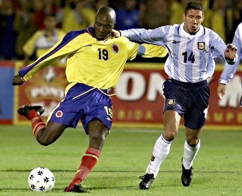 In this file photo taken on June 29, 2000 shows Colombia's Freddy Rincon being challenged by Argentina's Diego Simeone during their South American qualification 2002 FIFA World Cup football match in Bogota.  AFP