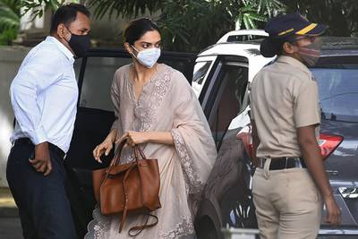 Bollywood actress Deepika Padukone (C) arrives to attend questioning by Narcotics Control Bureau (NCB) officials, in Mumbai on September 26, 2020. Padukone was questioned on September 26 by Indian authorities in connection with a drugs probe into the suicide of actor Sushant Singh Rajput. / AFP / Samit Jadhav
