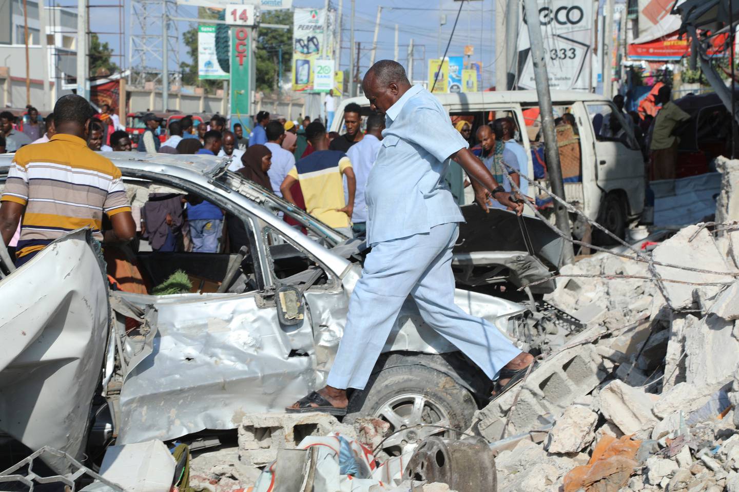 Les deux explosions simultanées près du ministère somalien de l'éducation ont tué plus de 120 personnes et blessé des centaines d'autres.  AFP