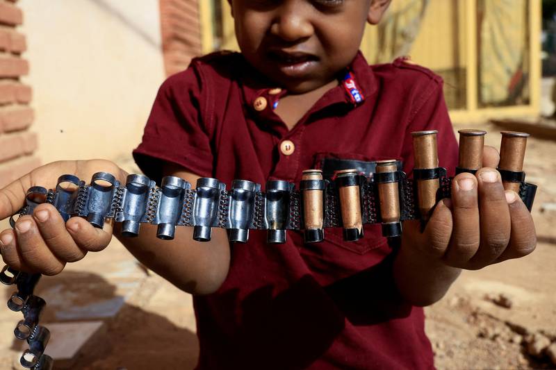 Ein Junge hält Patronen in der Hand, während die Zusammenstöße zwischen den paramilitärischen Schnellen Unterstützungskräften des Sudan und der Armee in Khartum andauern.  Reuters