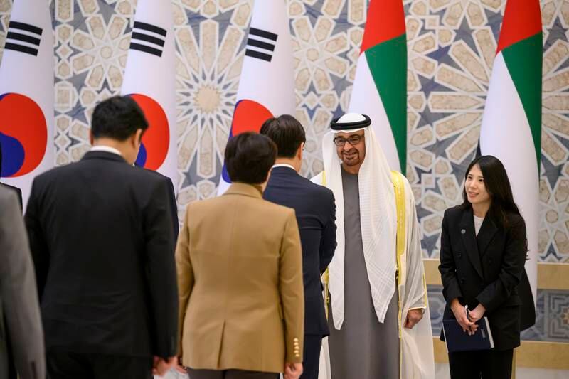 Sheikh Mohamed greets members of the South Korean delegation