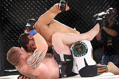 Marcos Oliveira, top, fights Neil Wain during the final bout of Abu Dhabi Fighting Championship at the weekend.