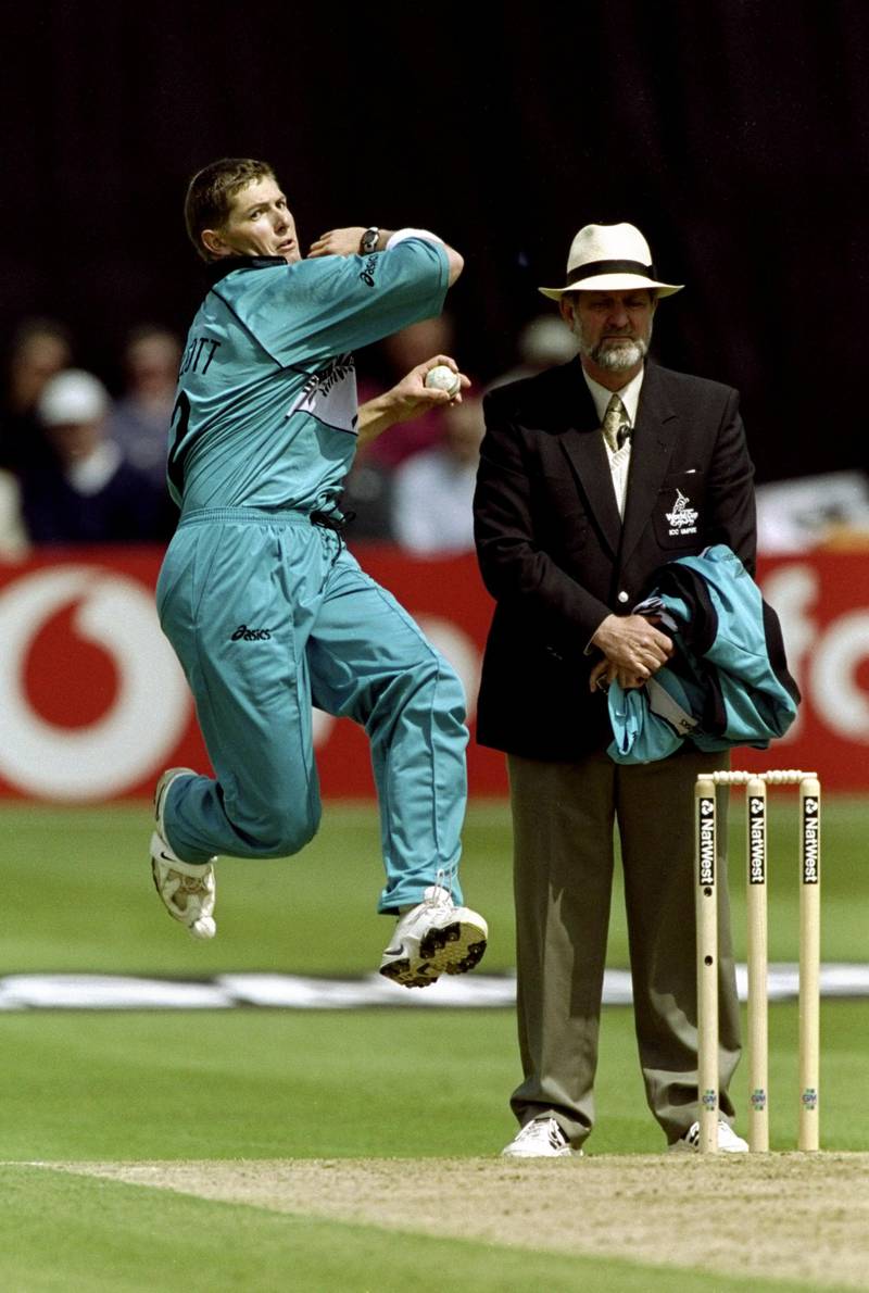 17 May 1999:  Geoff Allott of New Zealand bowls during the Cricket World Cup Group B match against Bangladesh played at Chelmsford, England. New Zealand won the game by 6 wickets. \ Mandatory Credit: Mike Hewitt /Allsport