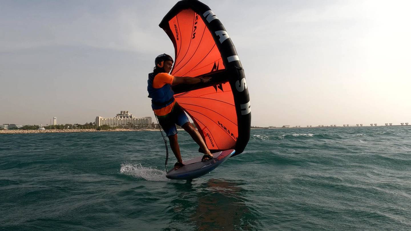يرى أحد عشاق الرياضات المائية في دبي المسرح العالمي على الرغم من وجود حالة نادرة في العمود الفقري
