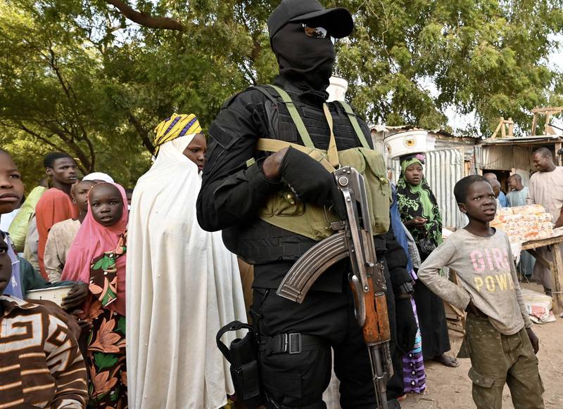 A Nigerien police officer stands guard at a market near the Diffa airport in South-East Niger, near the Nigerian border, on December 23, 2020. Under the constant threat of the Islamists of Boko Haram and its dissidents, Diffa, the large city in southeastern Niger on the border with Nigeria, lives under siege with frightened and economically strapped inhabitants. / AFP / Issouf SANOGO

