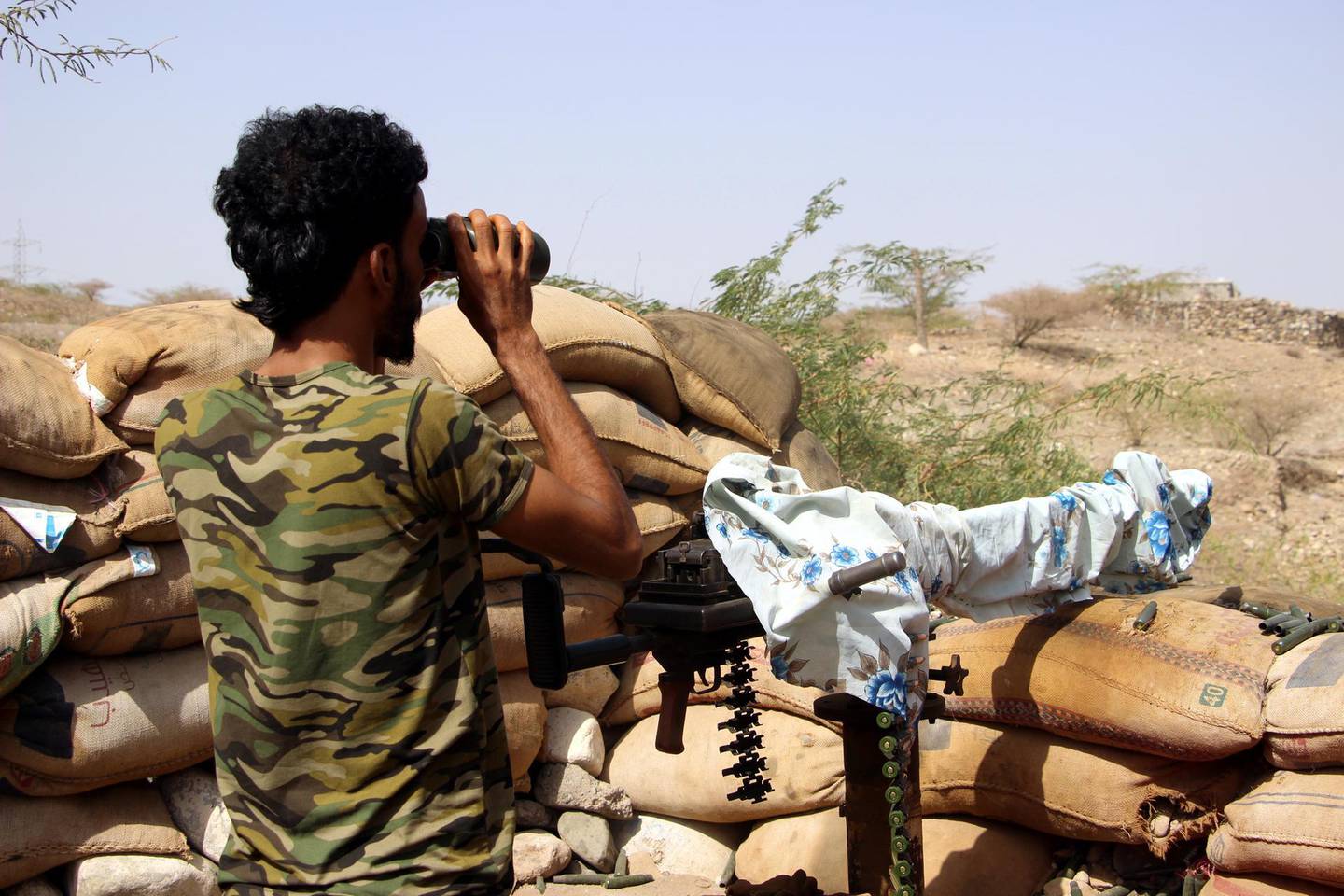 epa07322544 A member of Yemeni pro-government forces uses a binoculars as he patrols at a position during a fragile ceasefire in the port city of Hodeidah, Yemen, 26 January 2019. According to reports, the United Nations is set to replace the chief of a UN monitoring mission General Patrick Cammaert with Danish Major General Michael Anker Lollesgaard to oversee boosting the monitoring mission to up to 75 observers in the Yemeni port city of Hodeidah.  EPA/NAJEEB ALMAHBOOBI