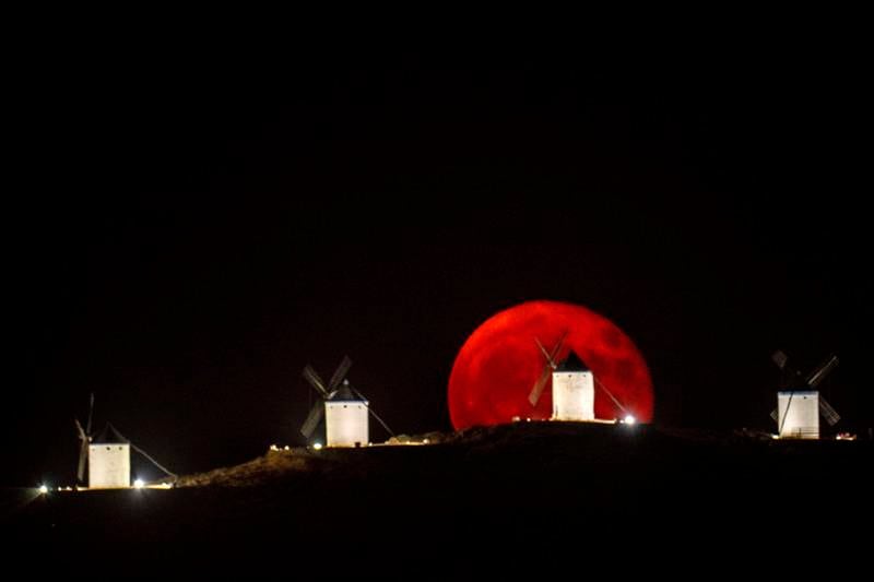 The full moon rises over a windmill in Consuegra, Spain, Thursday, July 14, 2022. (AP Photo / Manu Fernandez)