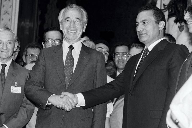 Israeli Prime Minister Shimon Peres and Egypt's President Hosni Mubarak during the summit on peace research in middle east zone in Alexandria on September 11, 1986. (Photo by Norbert SCHILLER / AFP)