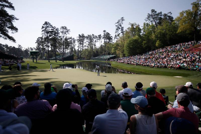 epa06643626 Tiger Woods of the US (C) putts on teh sixteenth hole during the second practice round at the 2018 Masters Tournament at the Augusta National Golf Club in Augusta, Georgia, USA, 03 April 2018. The 2018 Masters Tournament is held 05 April through 08 April 2018.  EPA/TANNEN MAURY