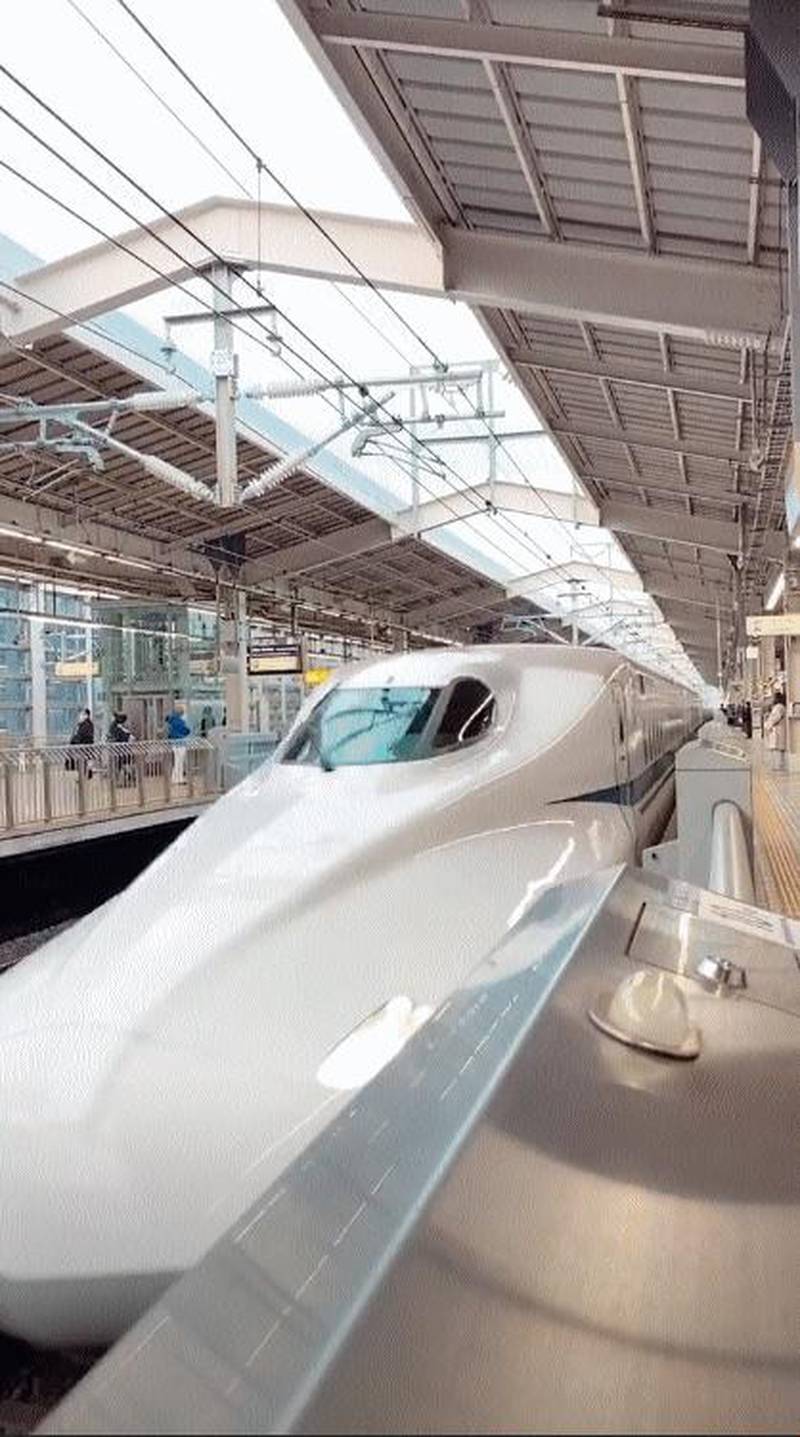 Sheikh Hamdan seems to have travelled between Kyoto and Tokyo in the Shinkansen, a high-speed bullet train. Instagram / faz3