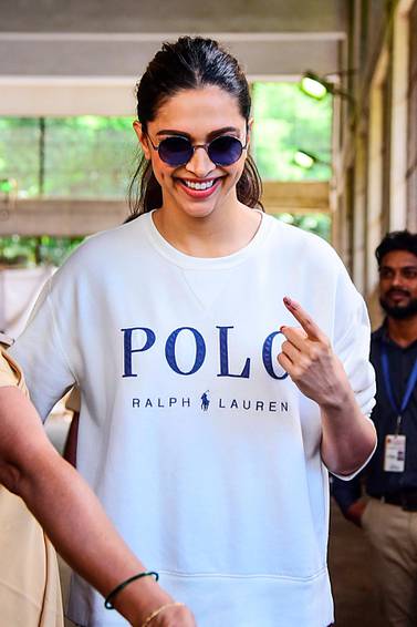 Bollywood actress Deepika Padukone shows her inked finger after casting her vote at a polling station during the state assembly election in Mumbai on October 21, 2019. / AFP / Sujit Jaiswal