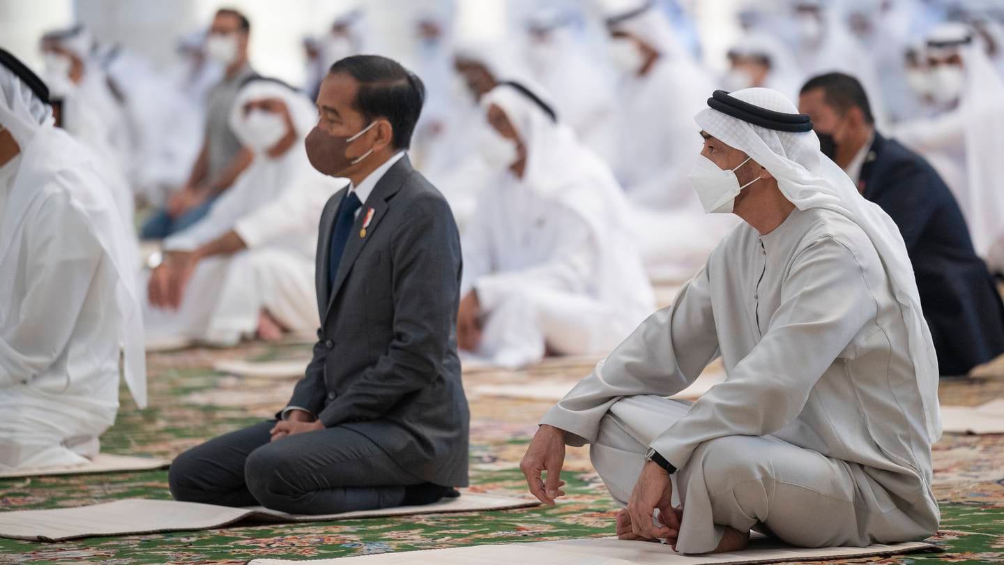 Presiden Sheikh Mohammed berdoa dengan Presiden Indonesia Widodo pada hari Jumat