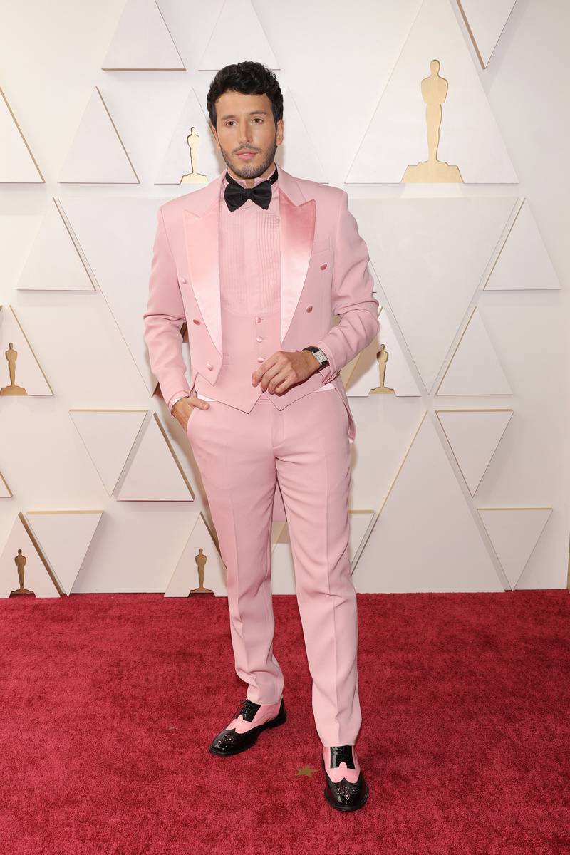 Colombian singer Sebastian Yatra wears a pink tuxedo. AFP