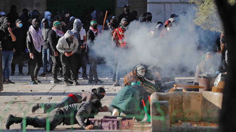 Die israelische Polizei setzt Tränengas gegen Gläubige in der Al-Aqsa-Moschee ein