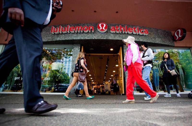 People walk past a store of yogawear retailer Lululemon Athletica in downtown Vancouver in this file photo from June 11, 2014. Lululemon Athletica Inc reported a better-than-expected quarterly profit December 11, 2014, as online sales jumped 27 percent.  REUTERS/Ben Nelms/Files  (CANADA - Tags: BUSINESS LOGO)