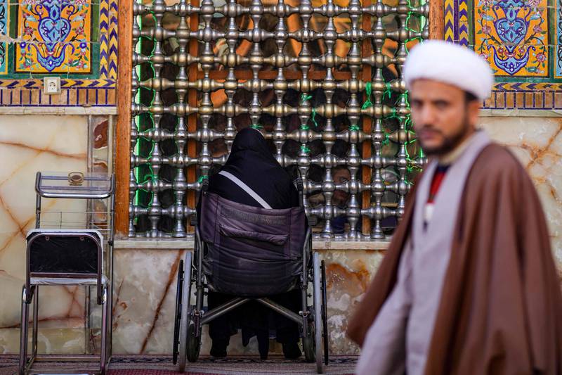 Worshippers at the shrine of Imam Ali 