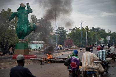 Protesters set barricades to block the circulation on the Martyrs bridge of Bamako.  AFP