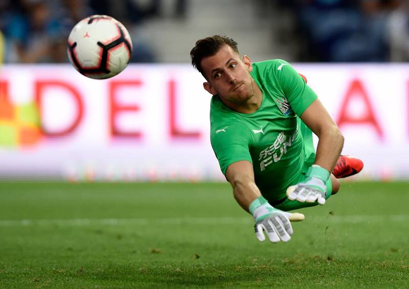 Newcastle's Slovak goalkeeper Martin Dubravka dives to stop the ball during a friendly football match between Porto and Newcastle United at the Dragao Stadium in Porto on July 28, 2018. / AFP / MIGUEL RIOPA
