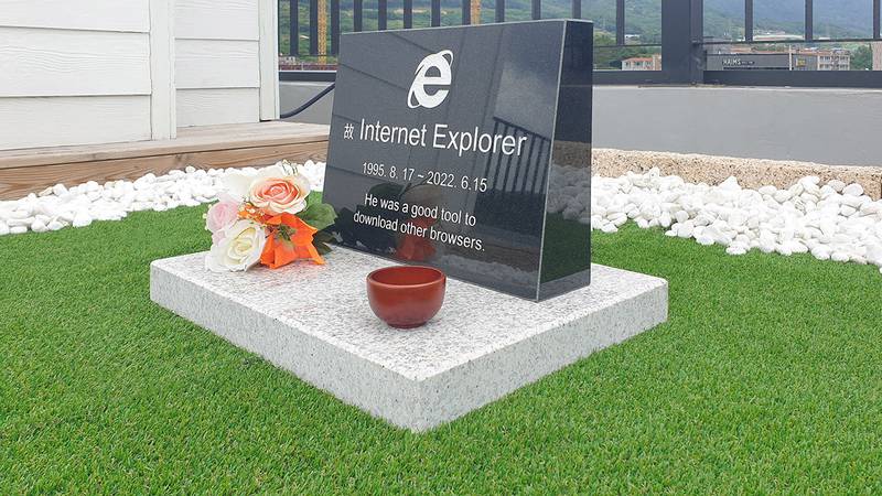 The South Korean engineer who built a grave for Internet Explorer told that the now-defunct web browser had made his life a misery. AFP