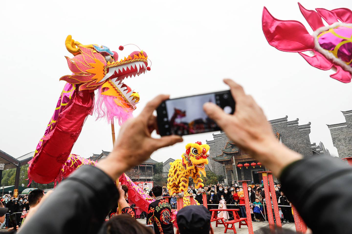 Menschen sehen sich am ersten Tag des Frühlingsfestes in Han Kou Li in Wuhan, Provinz Hubei, China, eine traditionelle Löwen- und Drachentanzaufführung an.  Getty