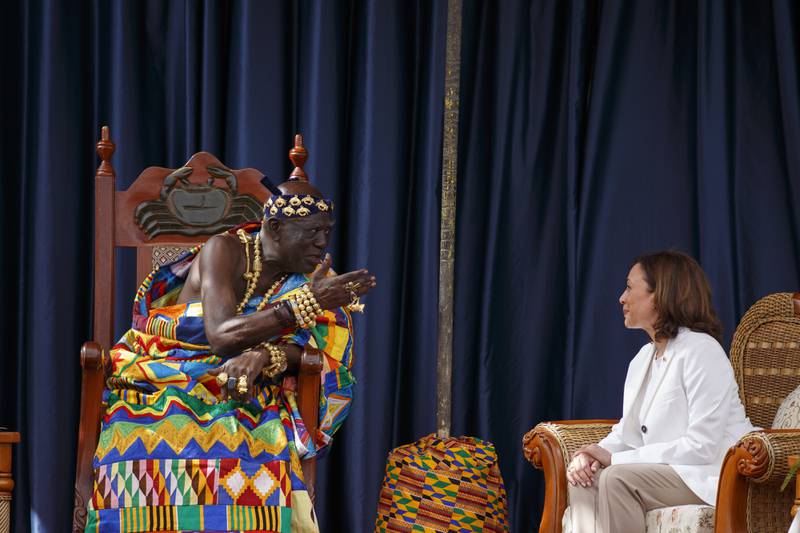 Frau Harris trifft sich am Dienstag, den 28. März, mit traditionellen Führern im Cape Coast Castle in Ghana. AP