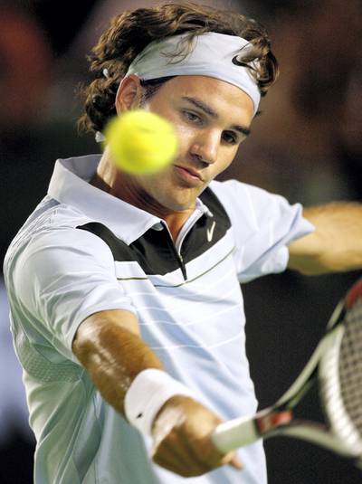 Roger Federer of Switzerland hits a return against Novak Djokovic of Serbia during their men's singles fourth round match at the Australian Open tennis tournament in Melbourne, 21 January 2007.     AFP PHOTO / TORSTEN BLACKWOOD (Photo by TORSTEN BLACKWOOD / AFP)