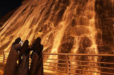 SHARJAH , UNITED ARAB EMIRATES , December 21– 2020 :- People enjoying at the artificial waterfall near the khor Fakkan amphitheatre in Sharjah. ( Pawan Singh / The National ) For News/Standalone/Instagram/Big Picture.