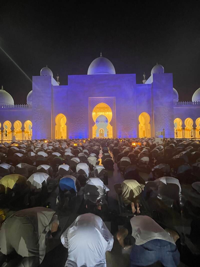 To receive the large numbers of worshippers, the Sheikh Zayed Grand Mosque Centre created committees and task forces from staff and volunteers to oversee logistics, technical issues, on-site management and the media. 
