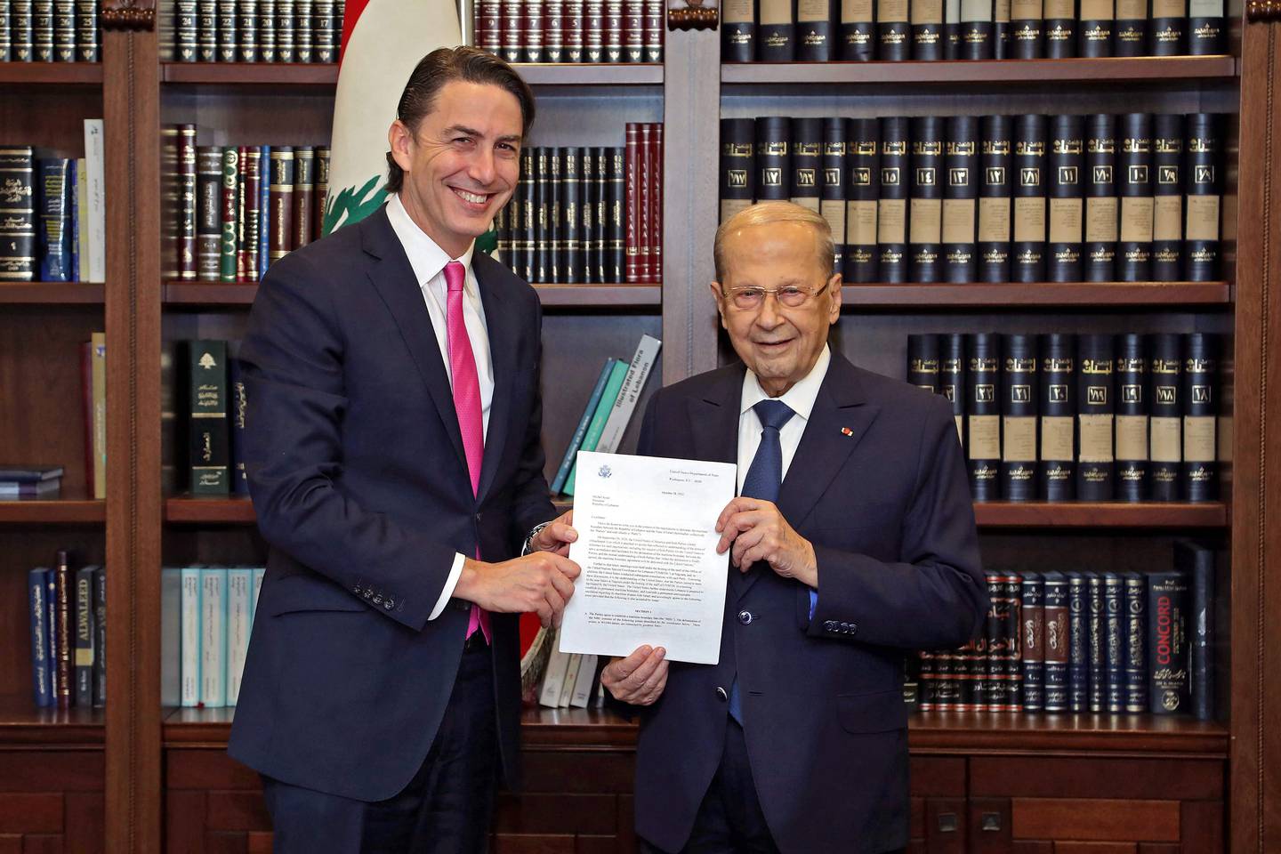 Le président libanais Michel Aoun avec M. Hochstein à Beyrouth la semaine dernière avec un document lié à l'accord sur la frontière maritime que le Liban et Israël ont signé.  AFP