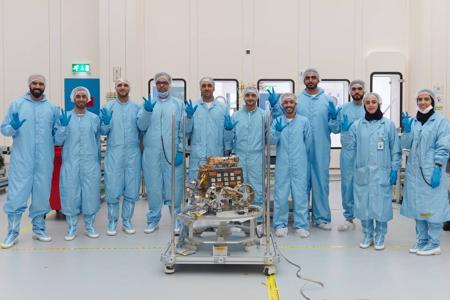 Ein kleines Team emiratischer Ingenieure hat die Mondmission der VAE entwickelt.  Hier sind sie zusammen mit dem Rashid-Rover im Reinraum im Mohammed bin Rashid Space Center am 15. Juni 2022 abgebildet. Foto: MBRSC