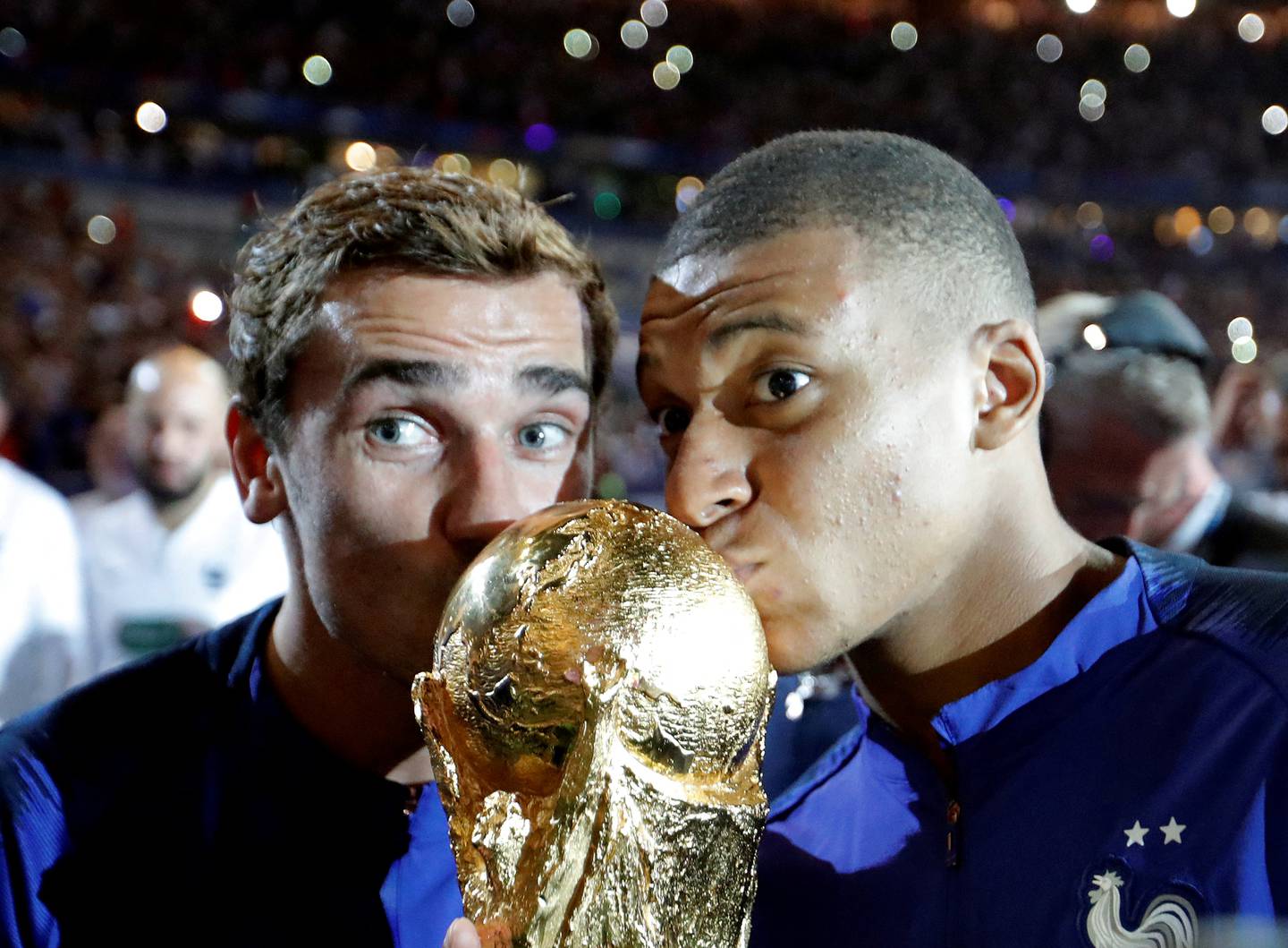 Les Français Kylian Mbappe et Antoine Griezmann célèbrent après avoir remporté la Coupe du monde 2018.  Reuter